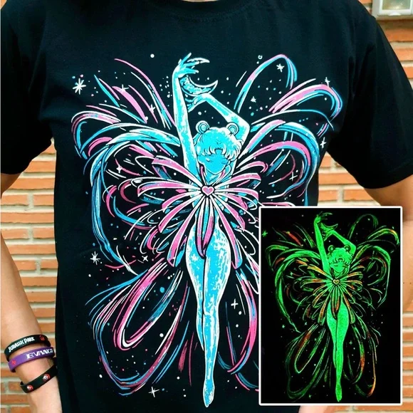 Sailor Moon Glow in the dark T-Shirt! Exclusive! - Picture 1 of 1
